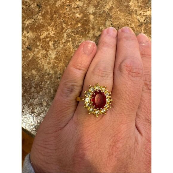 Woman’s vintage ring with golden with red gemstone - Picture 1 of 4